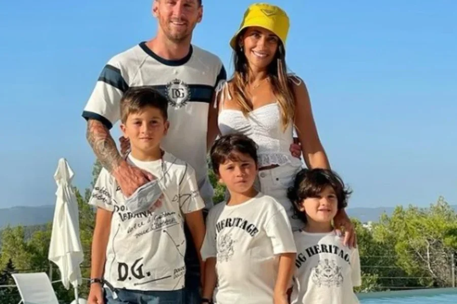 Messi junto a Antonella y sus hijos
